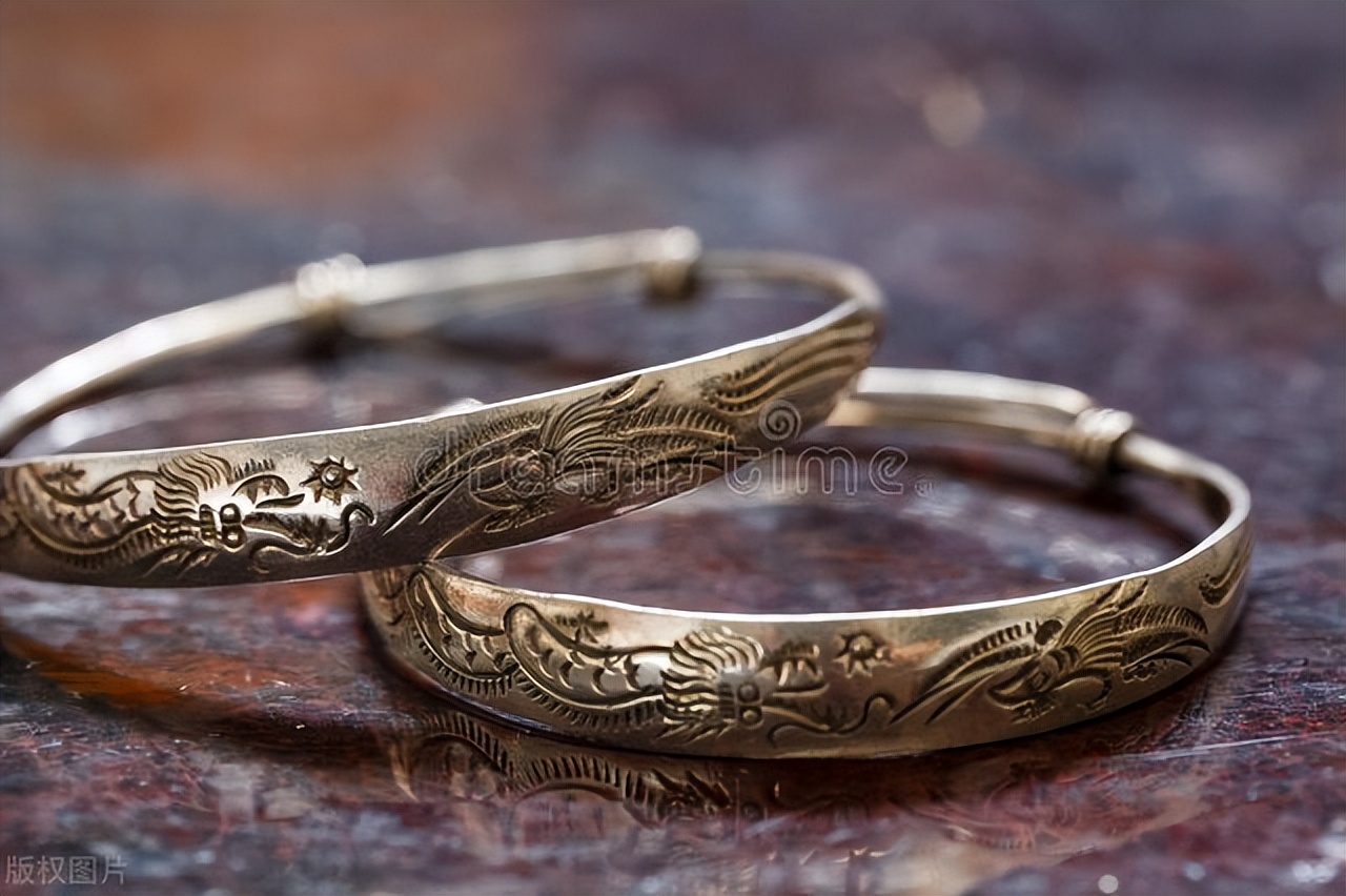 银手镯为什么遇到毒素会变黑,银手镯变黑的原因是排毒素吗