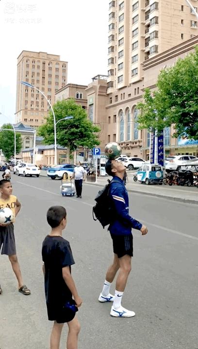 90后小伙酷似梅西,新疆90后足球小伙酷似c罗吃鸡