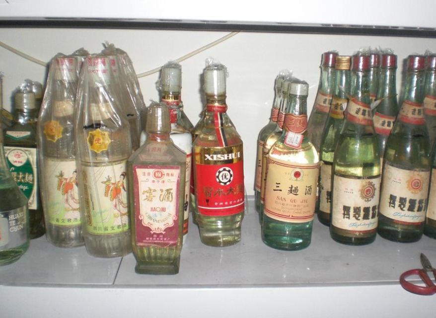 白酒保质期18个月过期了还能喝吗,过期的白酒能扔吗