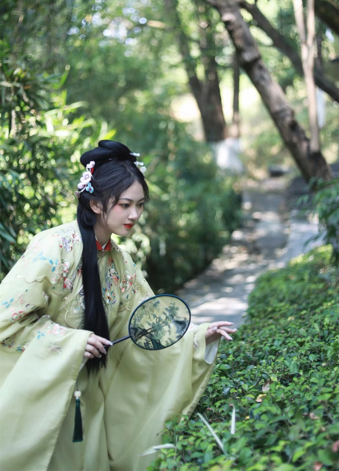 初中毕业想学服装设计专业,初中毕业学服装设计专业有前途吗