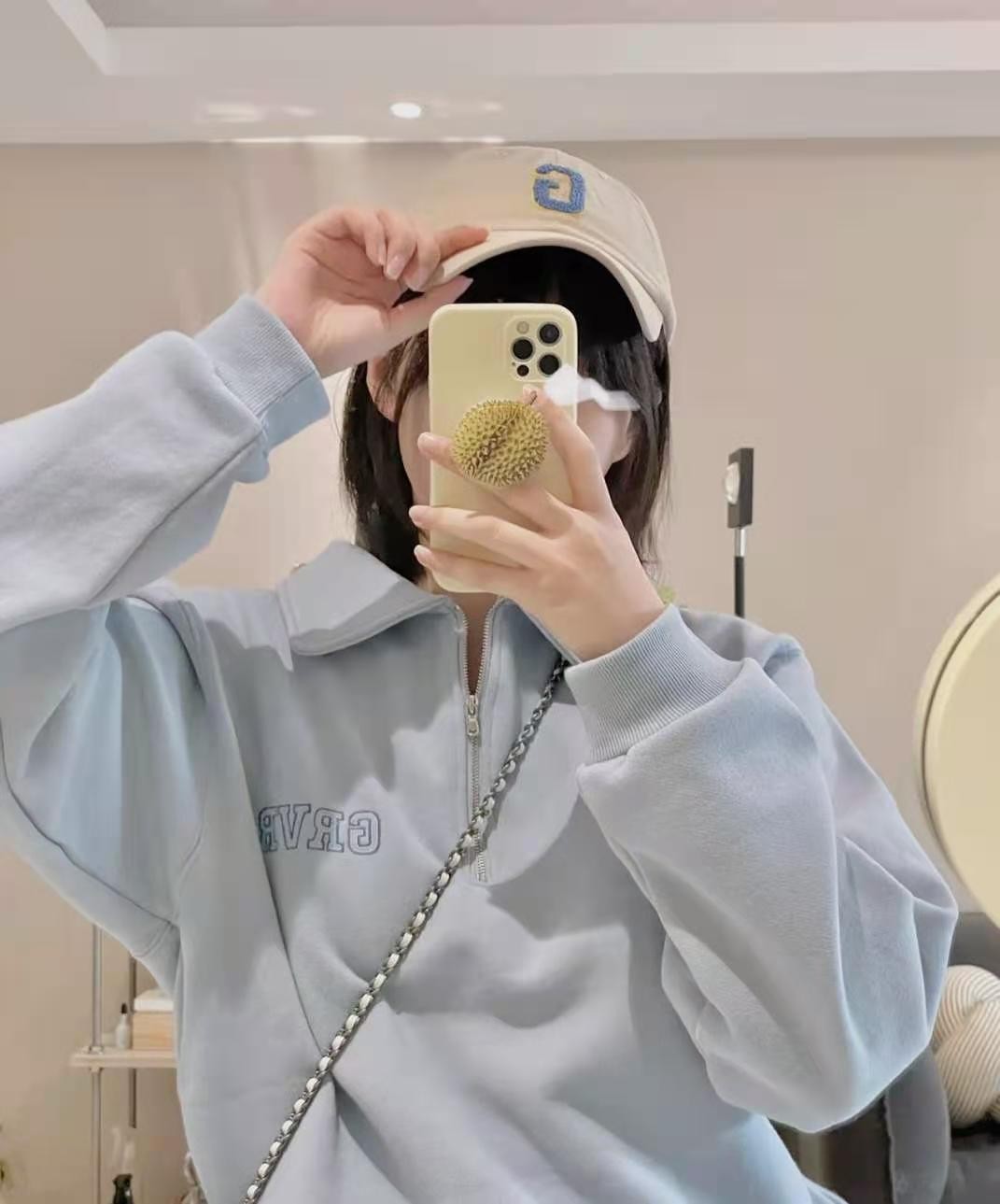 今年流行连帽卫衣内搭洋气又时髦,拉链款宽松版卫衣怎么穿时尚漂亮