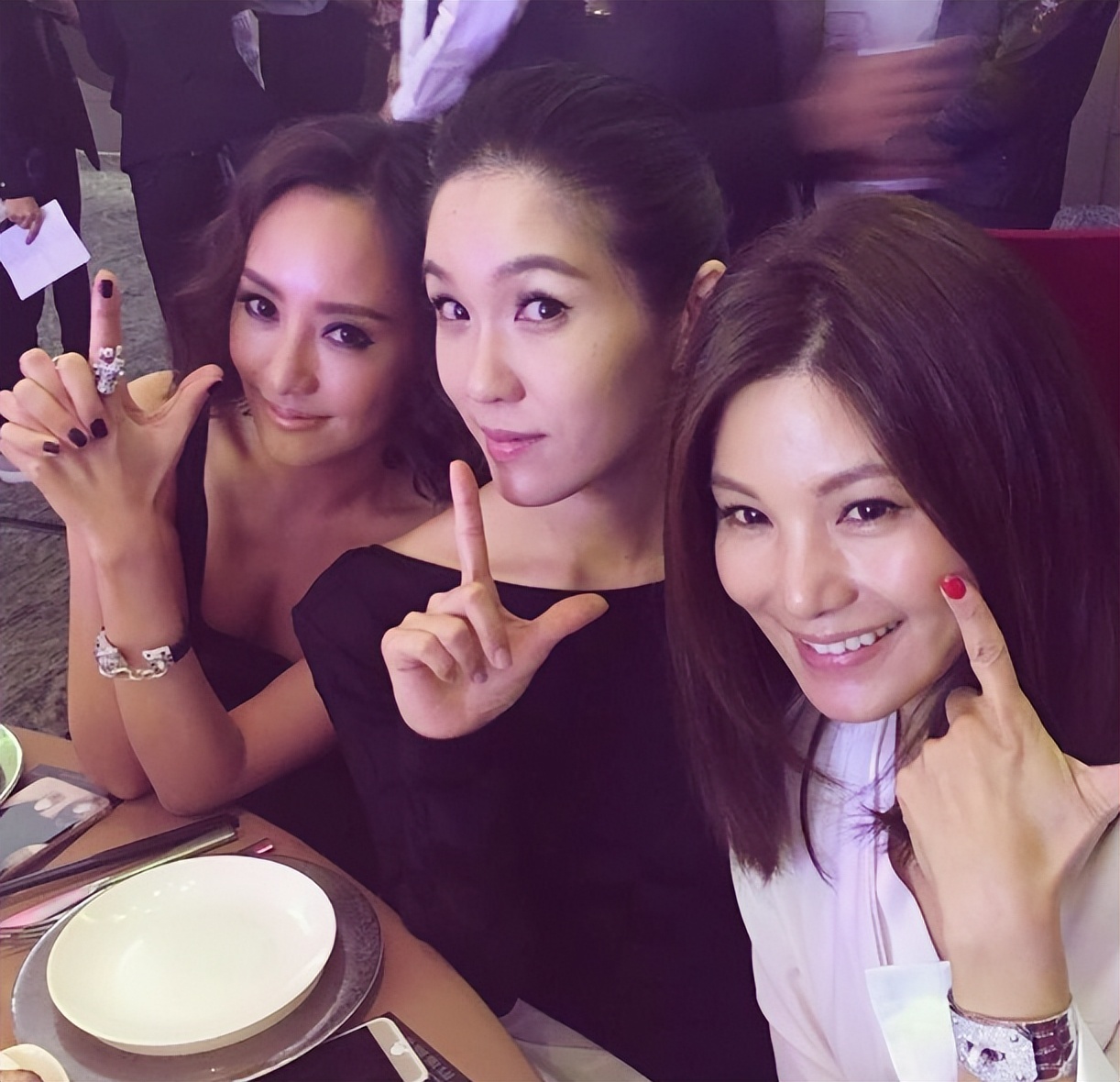 15人拼单3000一夜，名媛群聊天截图曝光，撕开当下社会虚伪遮羞布