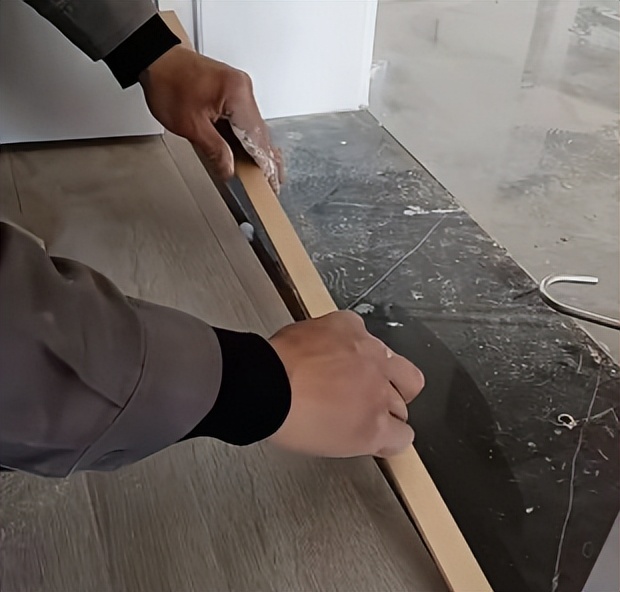 前央视主持突发意外！脚被这种金属条穿透鲜血直流！很多家里装了