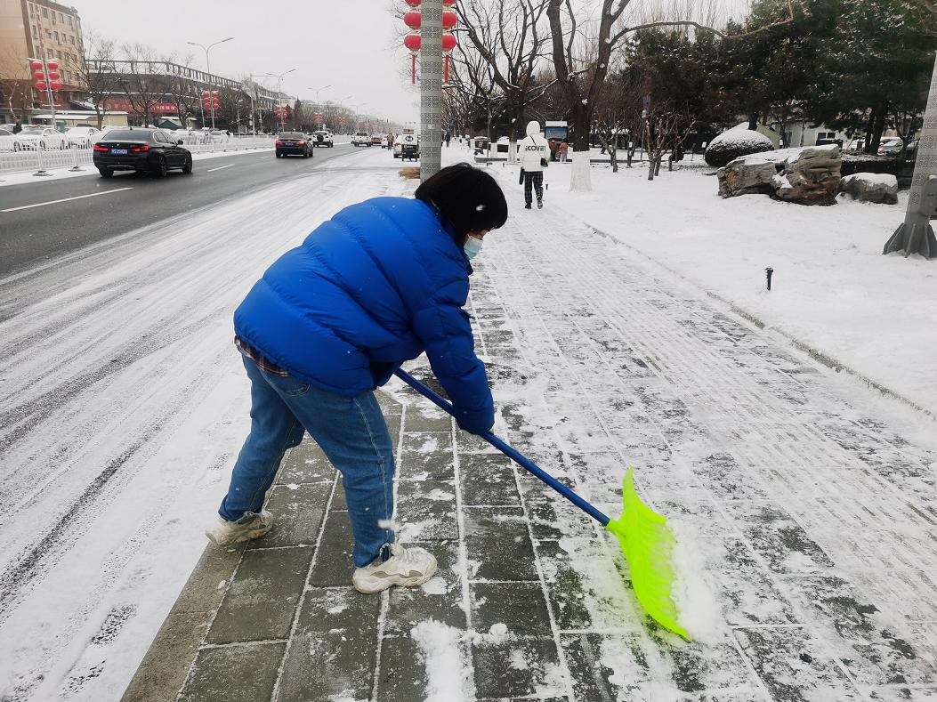 铲冰除雪青年文明号在行动,铲冰除雪鏖战特大桥