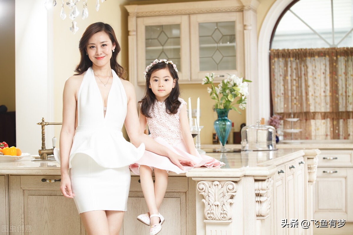 小孩老是黏着妈妈怎么办,宝宝断奶成功后整天黏着妈妈哭闹