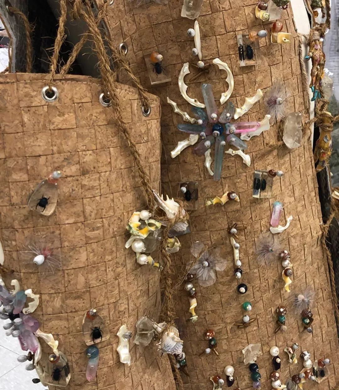 将鲜花封存,变成华服,玩转自然材料的日本设计师