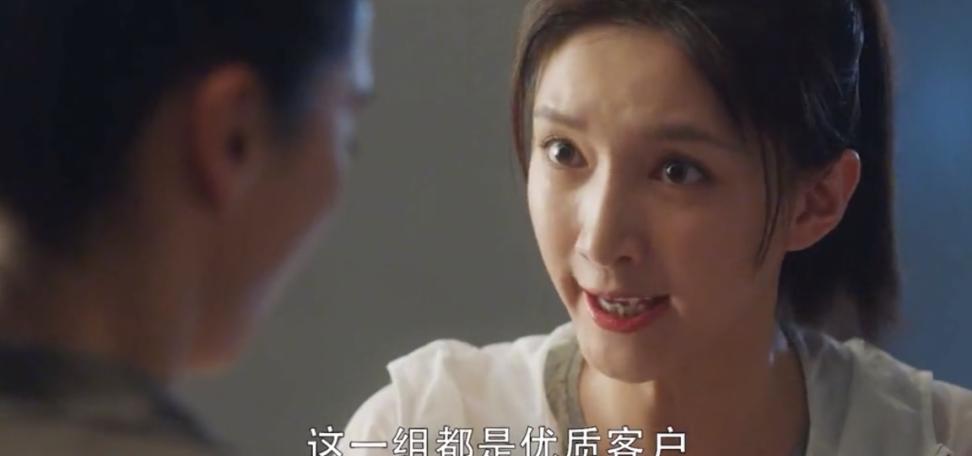 “随着黄金在年轻人中如此流行，现在金店的营业员比LV柜台的女孩