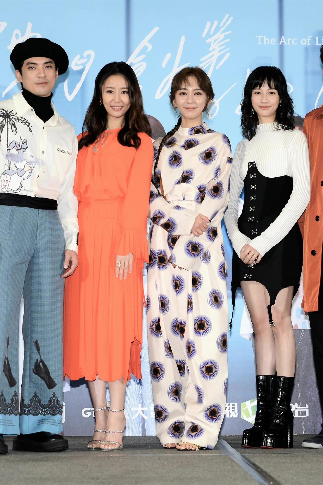 林心如冬季穿黑棉袄搭配图片,林心如紫色礼服裙穿搭