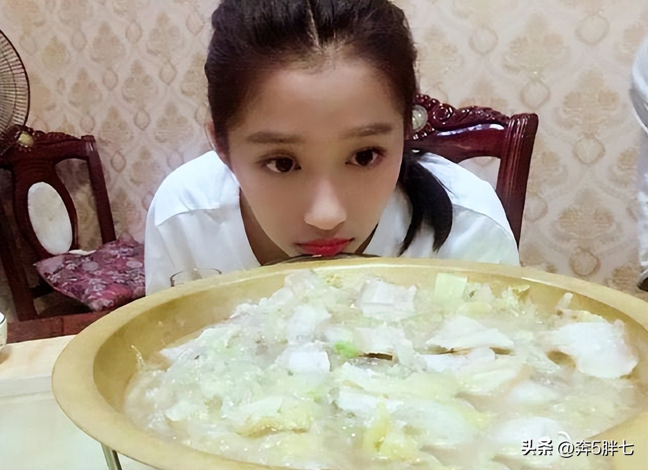 宋茜一身海盗衫现身机场,宋茜口罩