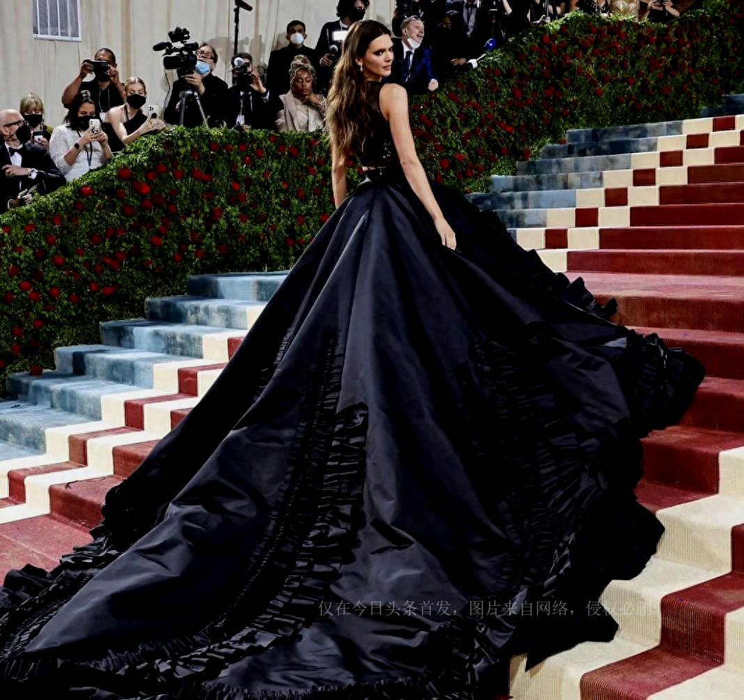 肯达尔詹娜自拍视频,肯达尔詹娜街拍遛狗