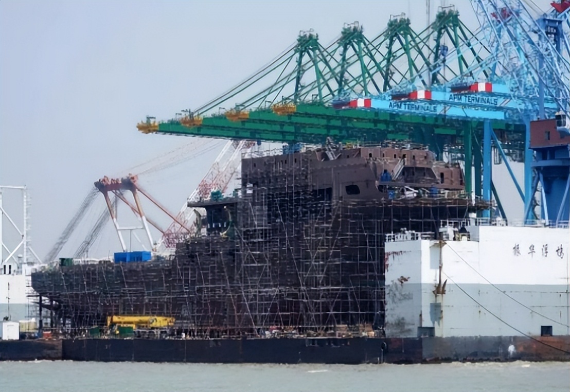 从被西方*锁封**到垄断美国90%市场,登顶世界第一,振华重工凭啥?