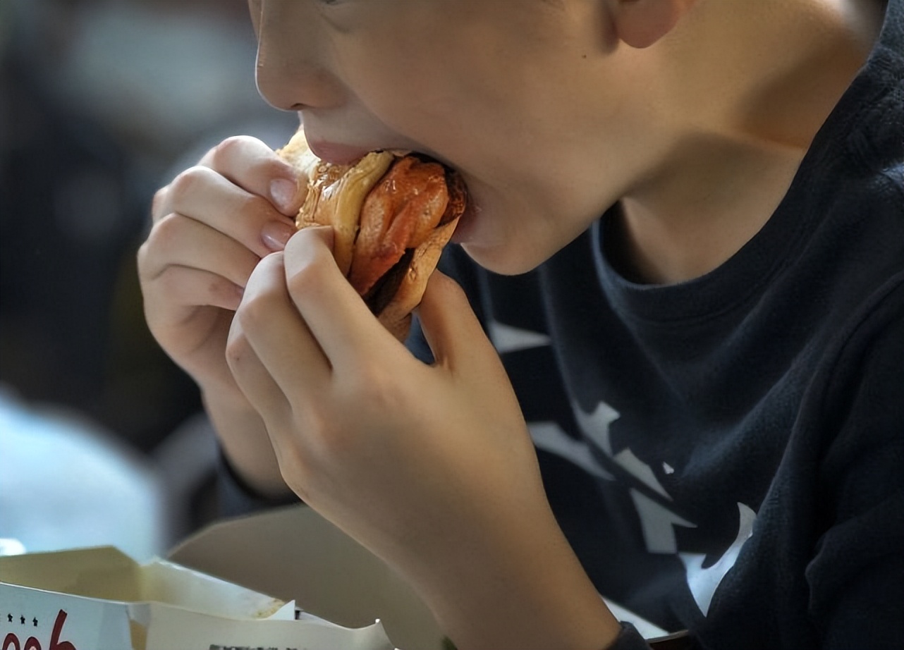 肯德基麦当劳汉堡份量越来越小,麦当劳的汉堡和肯德基的哪个大