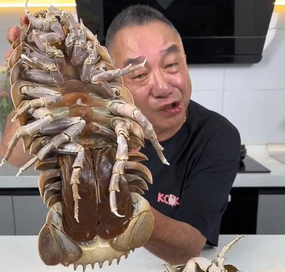 乔任梁去世7年，爸爸糖尿病中毒躺医院，承认博眼球护遗产太辛酸