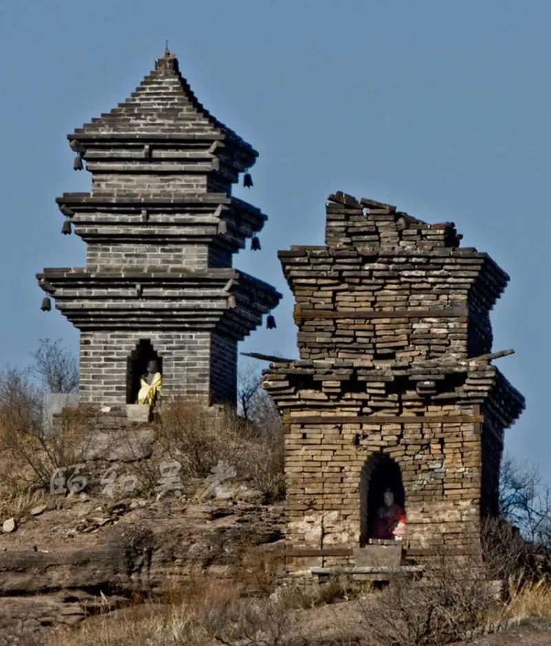 承德巨大岩石千年古塔,河北承德巨石上悬立两座古庙