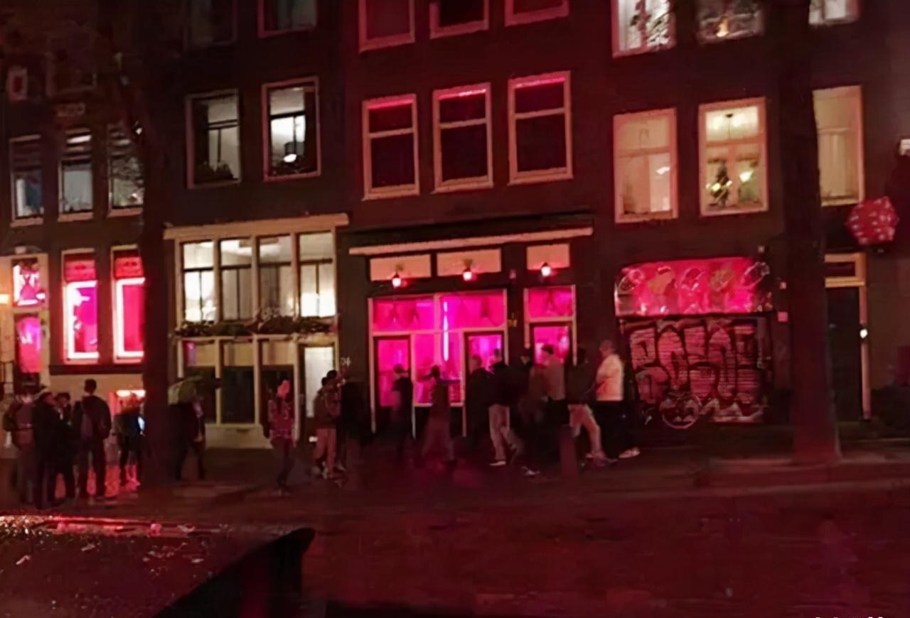 “性都”荷兰：*交性**易合法，政府还给津贴，从业者执证上岗