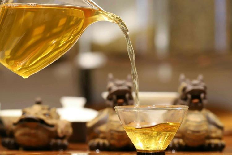 喝白开水与喝茶相比哪个更健康,长期喝白开水和喝茶哪个更健康