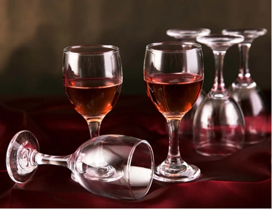 飞天茅台赠的小酒杯真假鉴别,买飞天茅台酒能升值吗