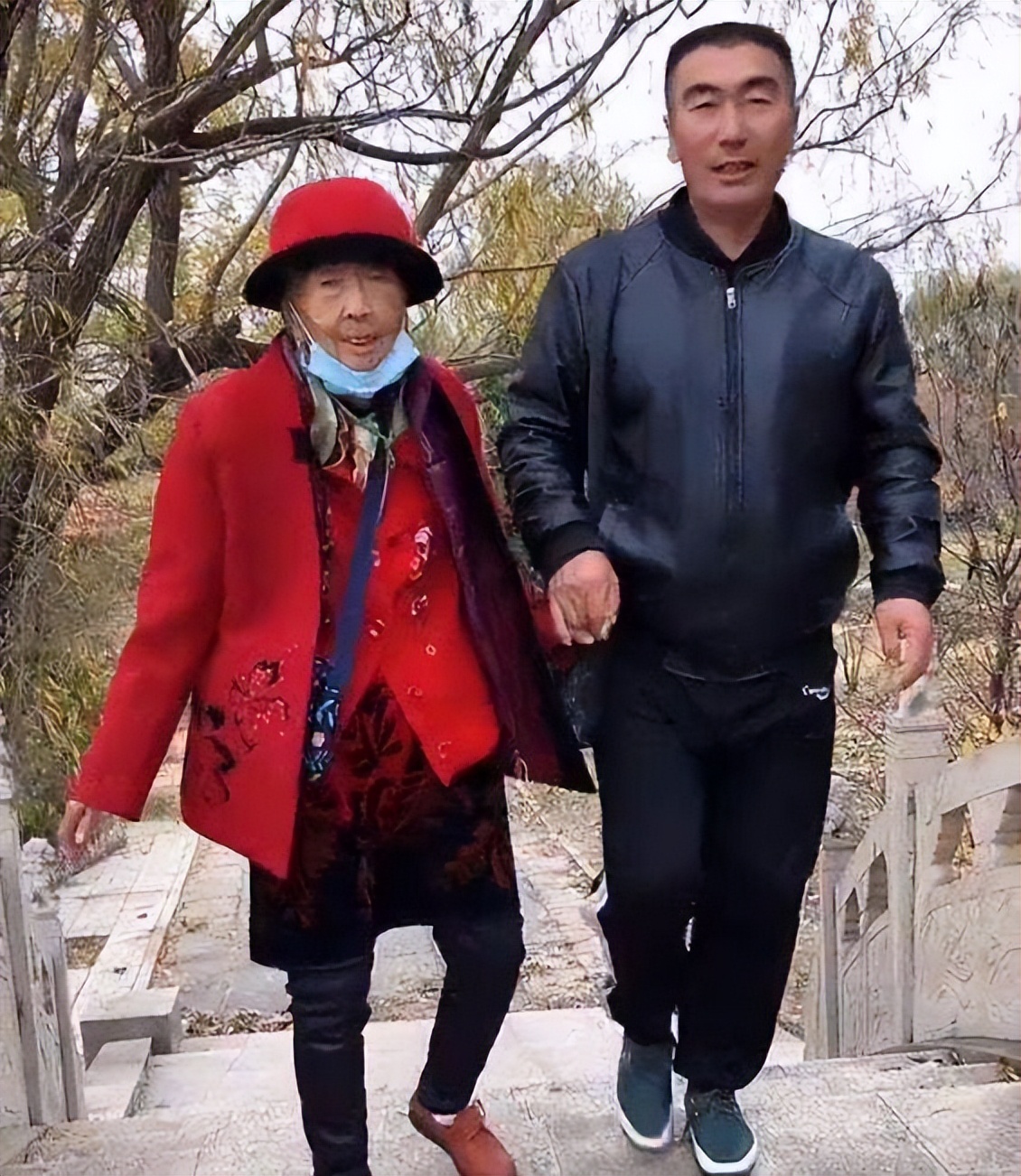 90后娶60岁老太太真实事件,25岁小伙不顾反对娶60岁大妈