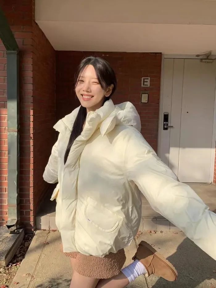 白色长款羽绒服韩系裙子穿搭,今年流行穿搭羽绒服加什么靴子