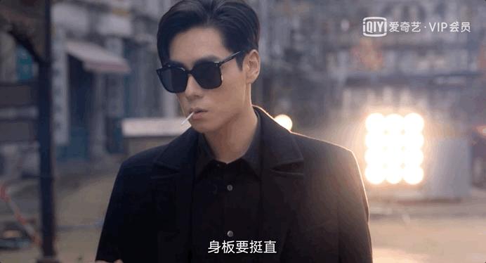 敢问这位男演员是沉浸在民国剧中无法自拔了吗？