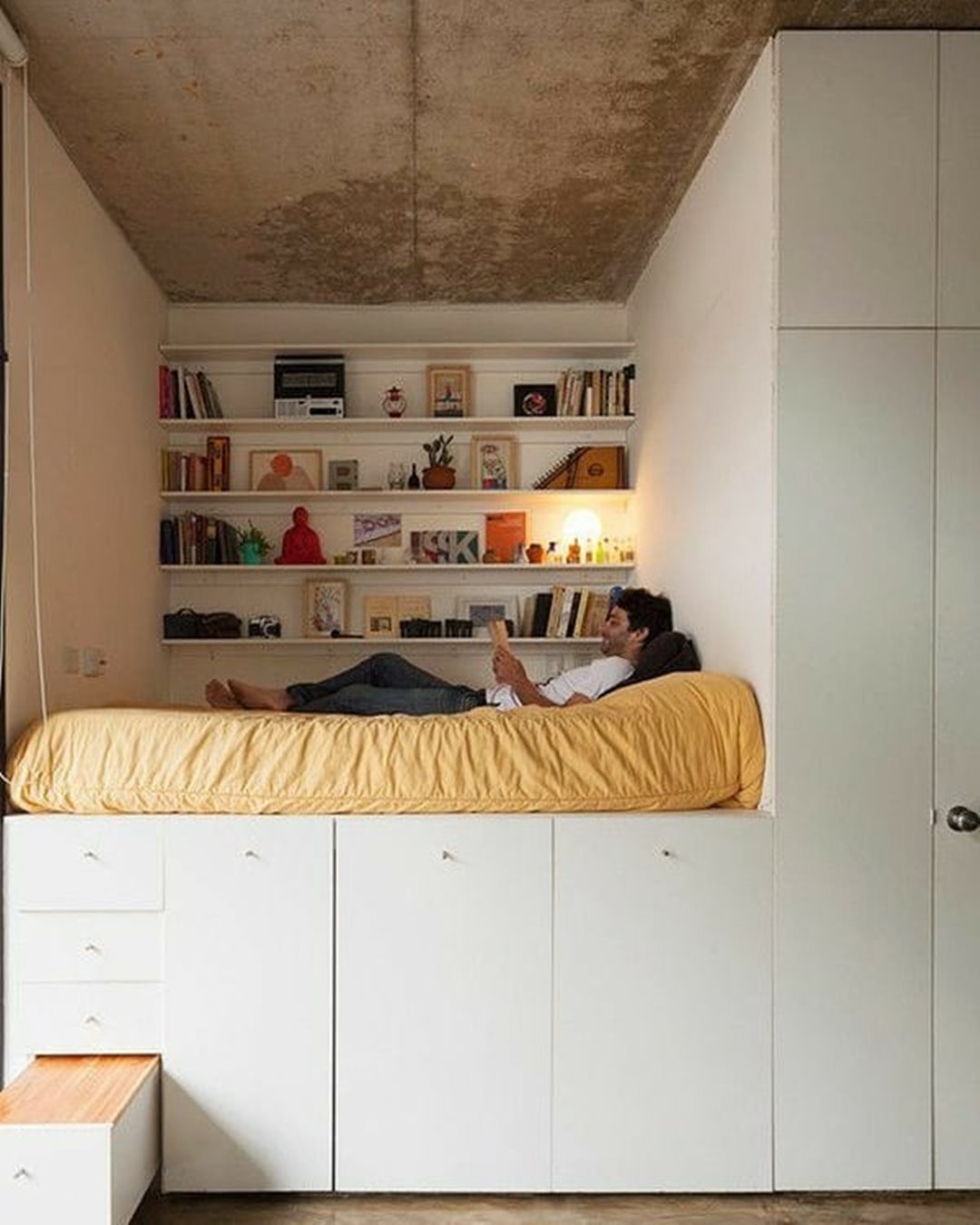 卧室门到天花板还打柜子不,小卧室装修墙面上打隔板放东西