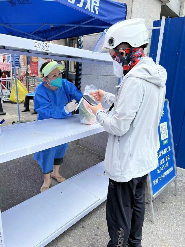 西三旗街道“爱家汇”志愿者打通服务居民的最后一百米