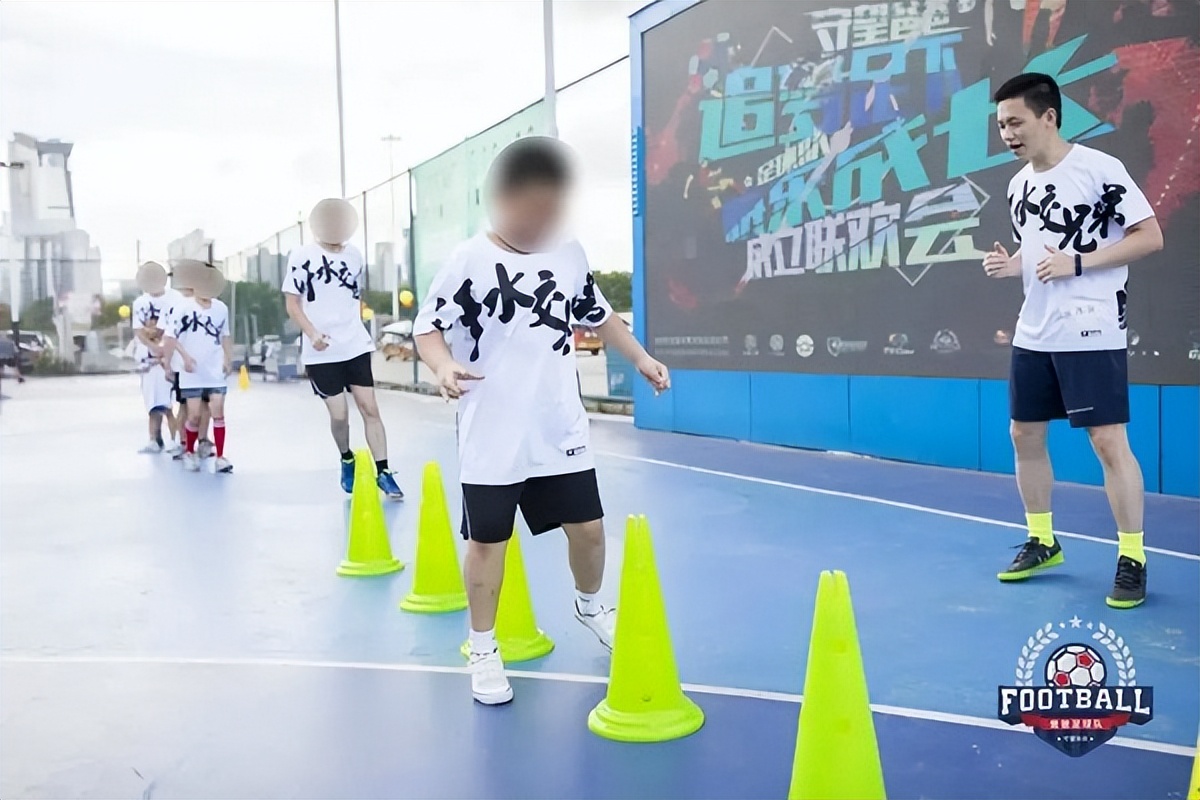 爸爸带娃踢球孩子守门,足球爸爸带儿子训练