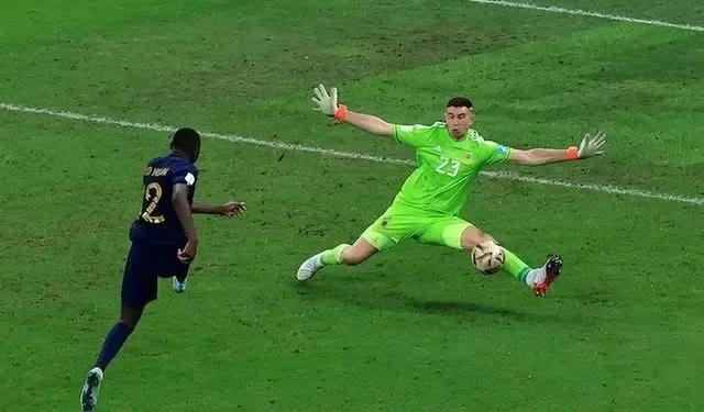 利桑德罗马丁内斯凝视大力神杯,阿根廷门将马丁内斯动图