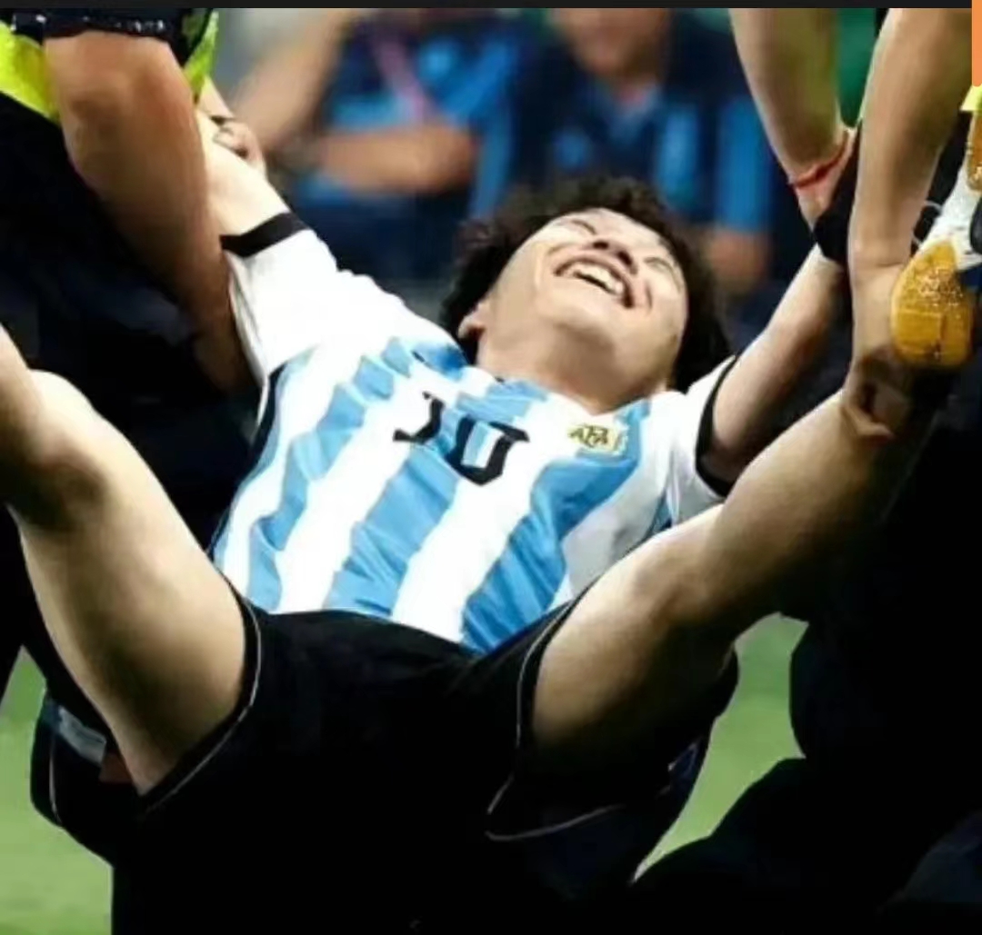 冲进球场拥抱梅西全过程,球场上拥抱梅西的是谁