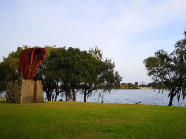 上海月湖雕塑公园官网,同游上海月湖雕塑公园