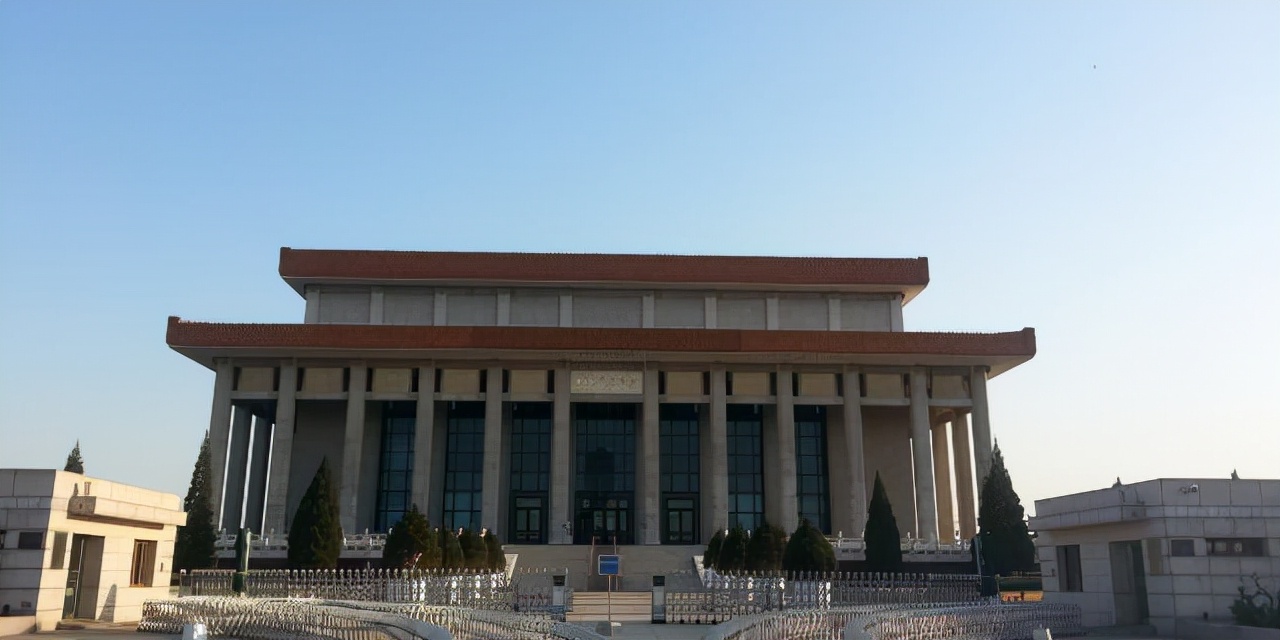 毛主席水晶棺：历时10个月完成，纯度99.9999%，3个工厂合力完成