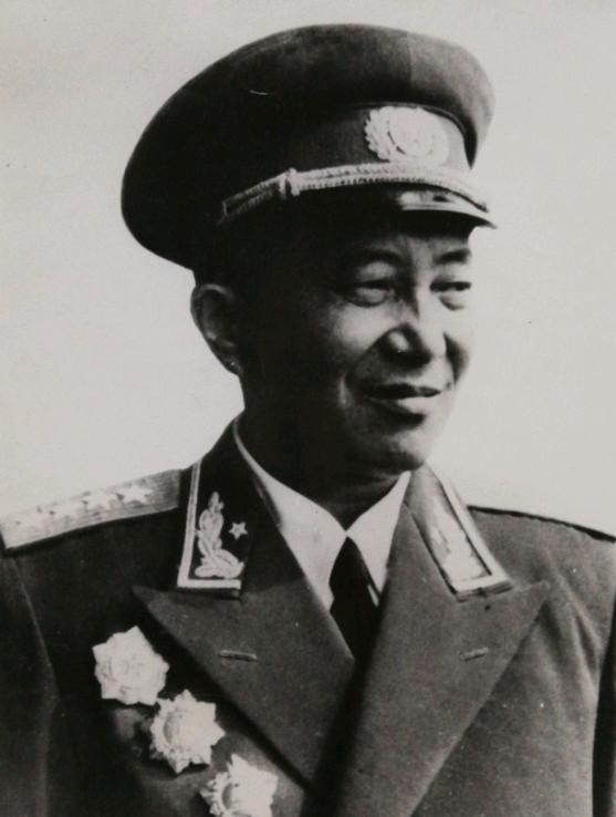 1957年，一张苏联交通宣传画被带到北京，毛*东泽**：纠正违章先敬礼