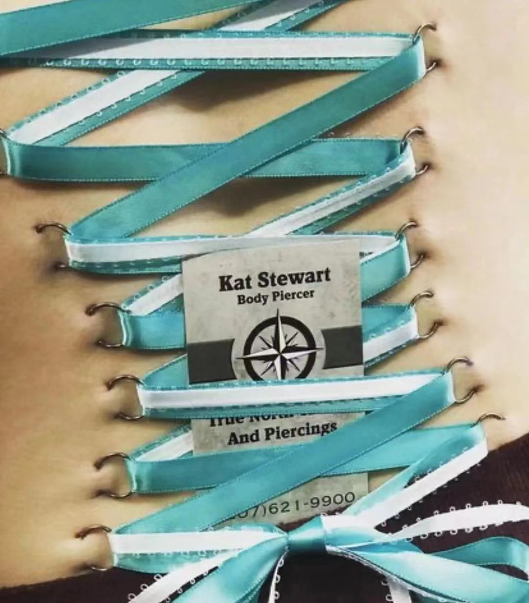 外国女子在皮肉上打孔，然后吊威亚玩，网友：不理解但大为震撼