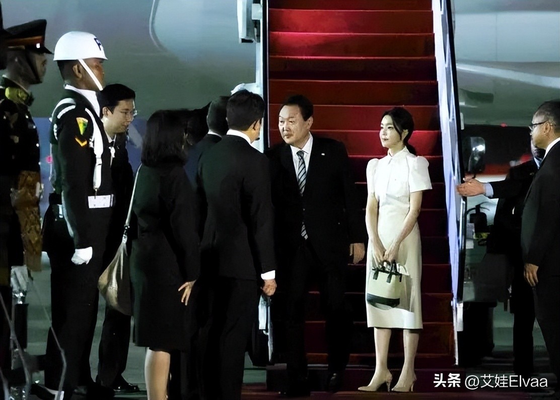 韩国第一夫人巴厘岛“报道”!穿半身裙尽显东方美,真给老公长脸