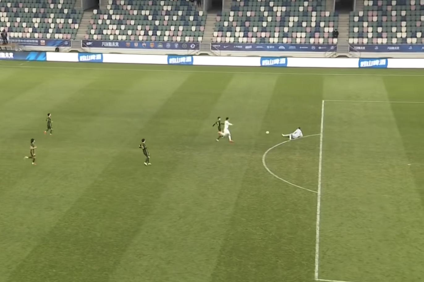 中超最离谱的假球,中超赛场再现离谱乌龙球