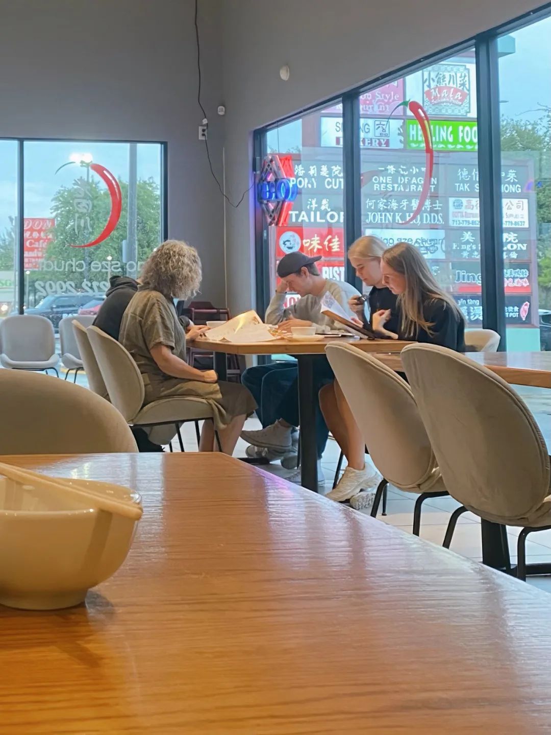 85后敖哥在澳洲：卖海鲜开餐厅，负债20万，远赴海外开卡车