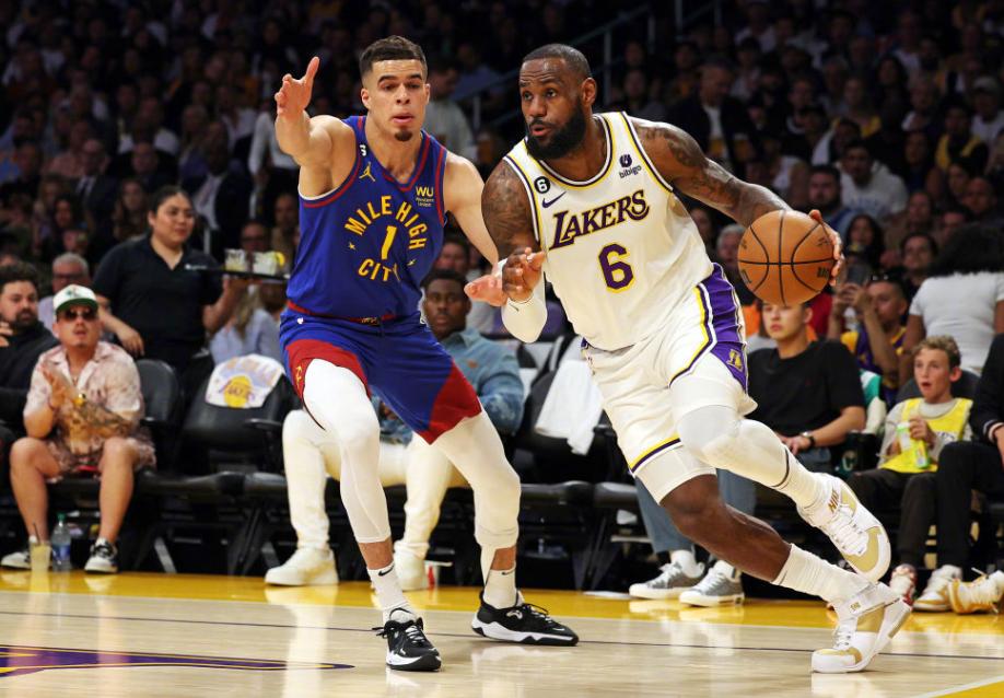 詹姆斯因战绩不佳向球迷道歉,詹姆斯赛后眼神坚定