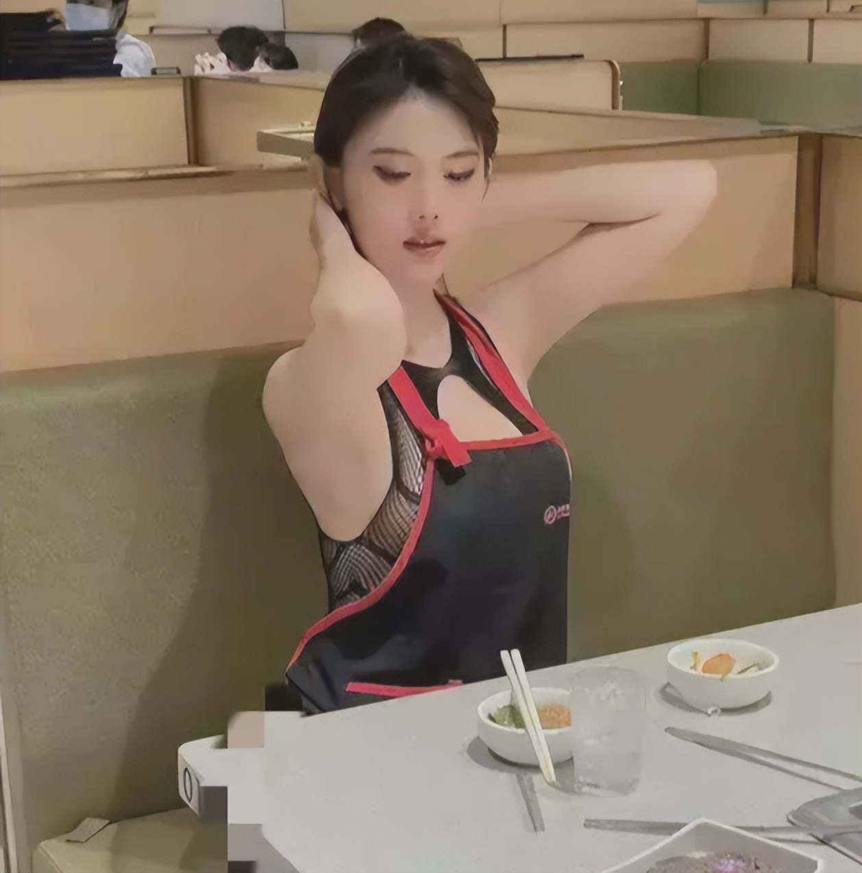 震惊！！！满大街“露奶装”、“开裆裤”，演绎现实版的罗刹海市