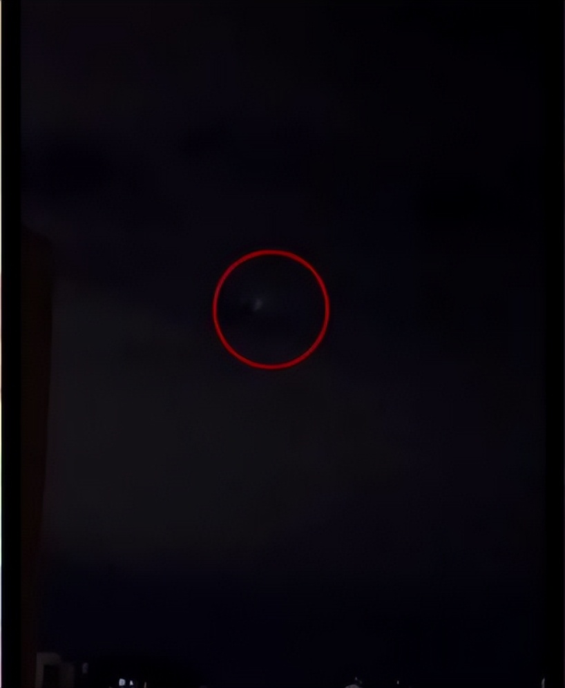 哈尔滨天空不明飞行物,深夜哈尔滨空中惊现不明飞行物