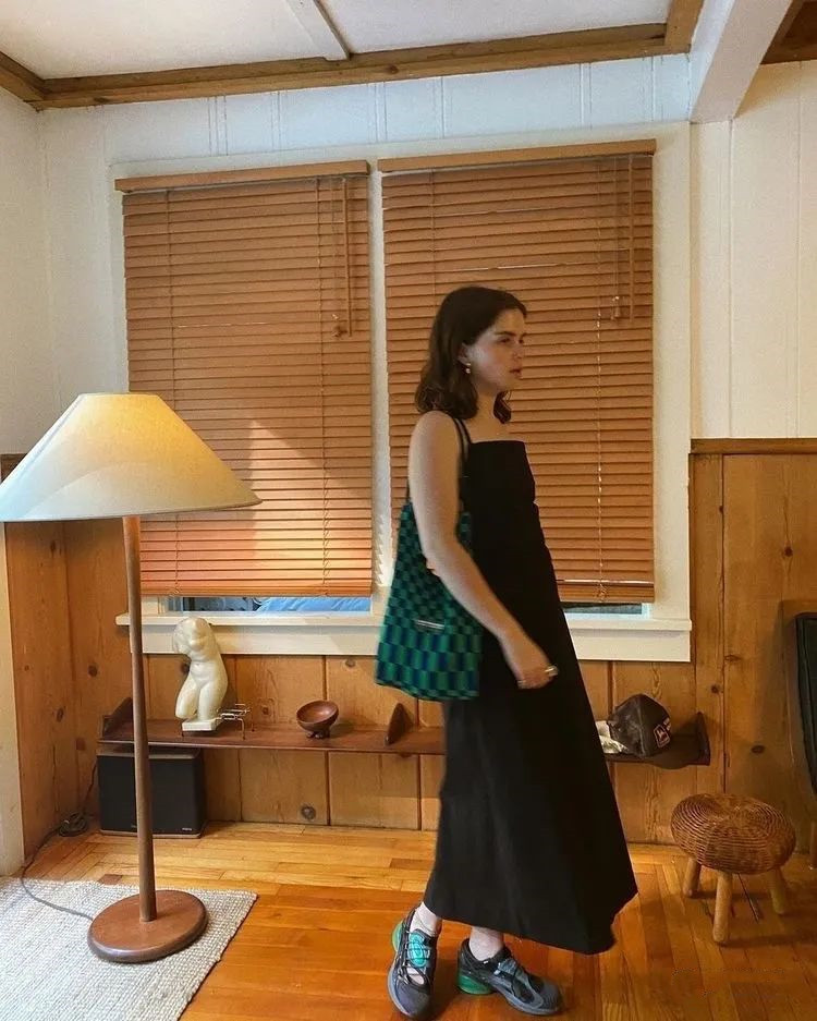 夏天穿黑色还是白色衣服好看,夏天来了穿白色好看还是黑色好看