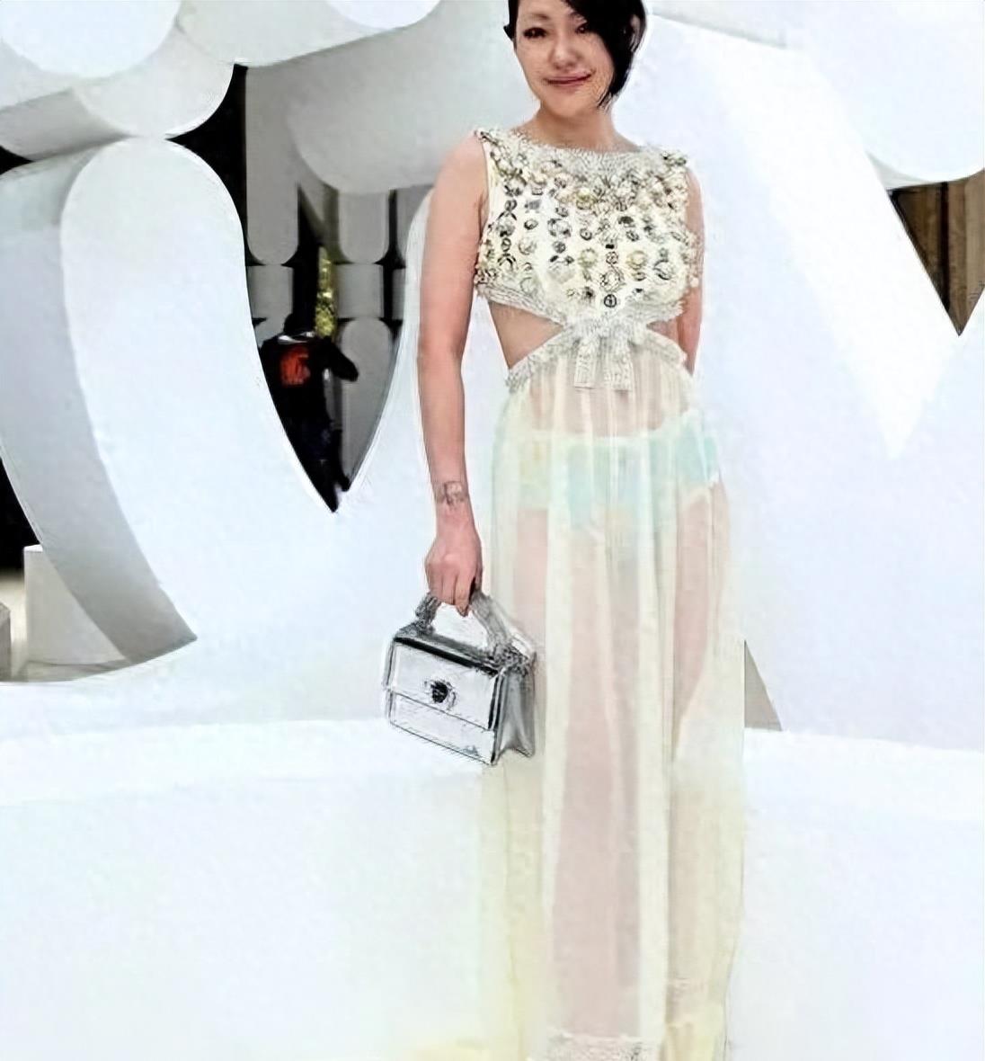 光天化日半露*裤内**、露半球，这几个明星玩转“诱惑”，毫无下限！