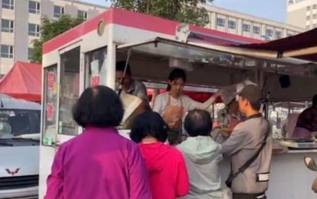 山西95后清纯女孩摆摊卖馅饼，1元一个，每天只睡5h也只卖2千块钱