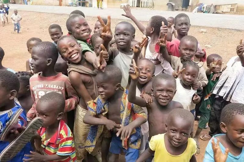 和留学生办公司、探访当地酋长…看中国女孩在非洲援建电站的奇妙之旅