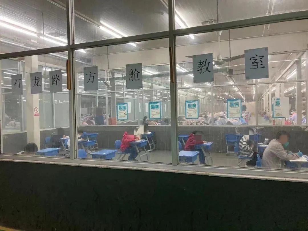 大白摘帽后露出满头银发,大白脱帽后满头银发让人动容