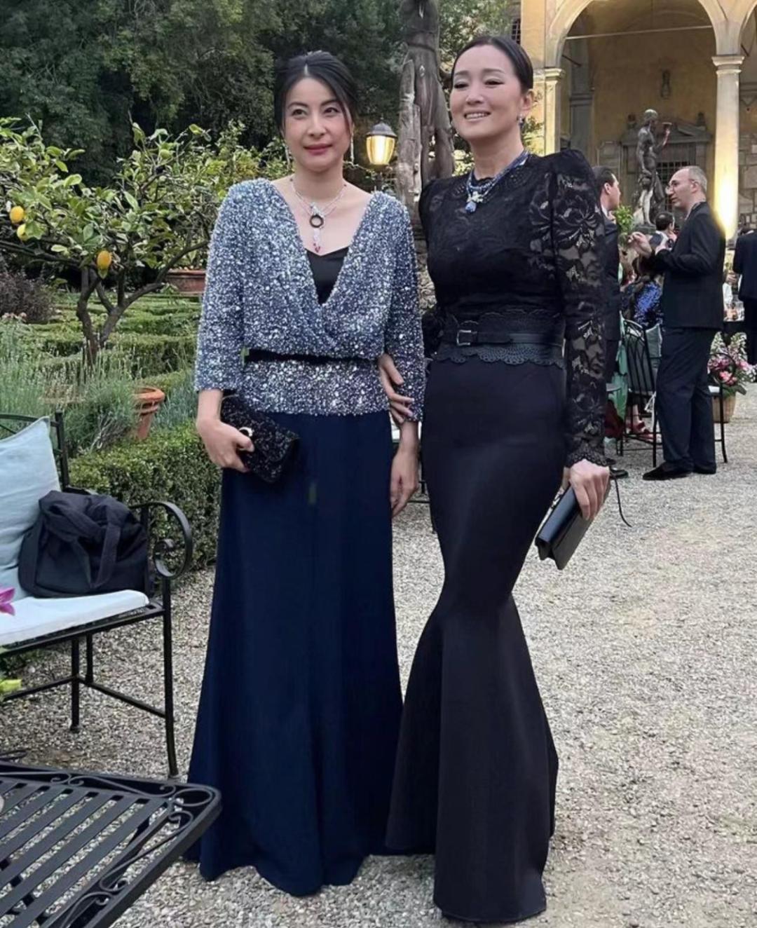 巩俐全黑造型现身进博会,巩俐中式服装走红毯