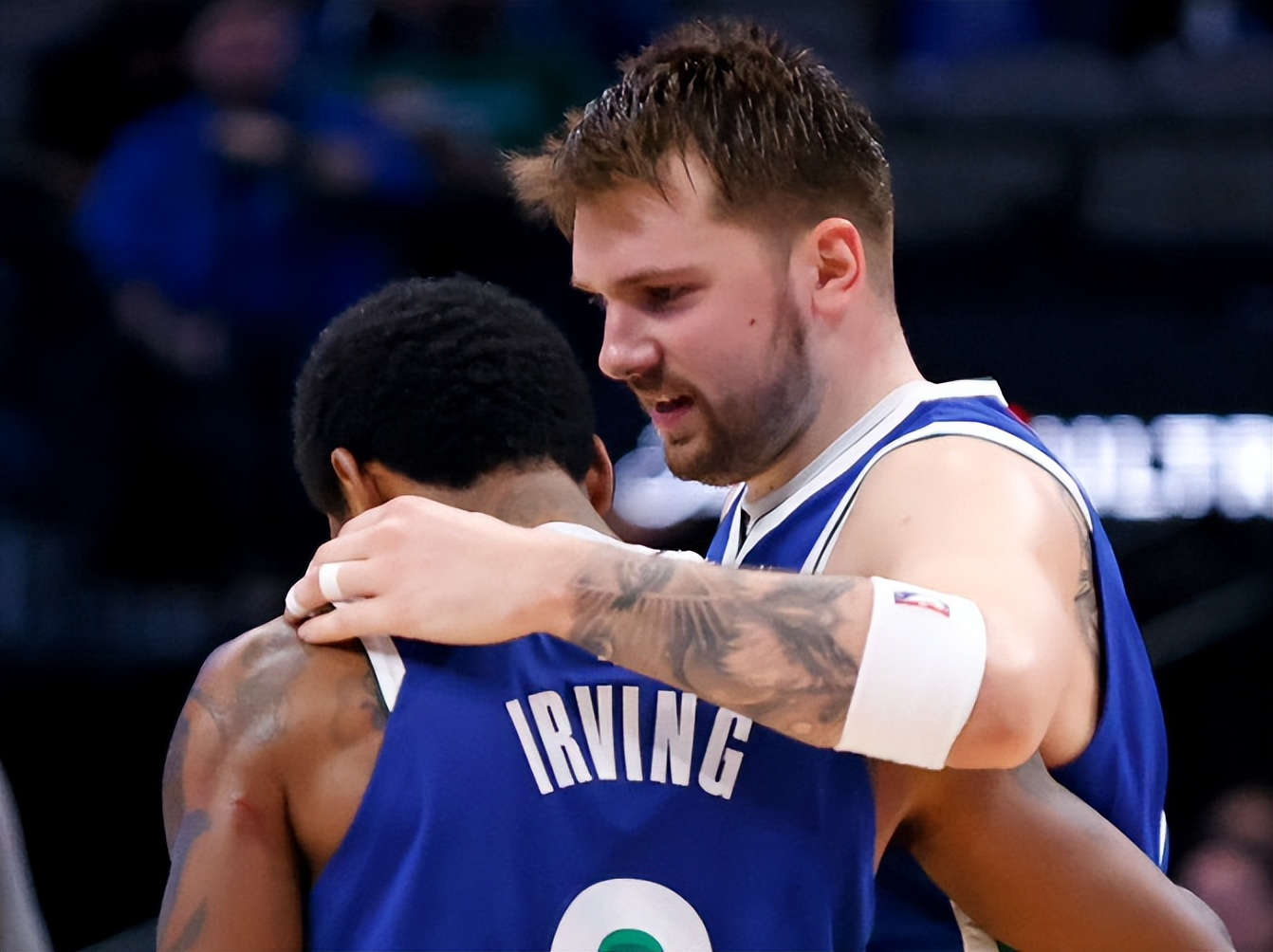 欧文被交易至独行侠全美热搜第一,独行侠续约欧文的两套方案