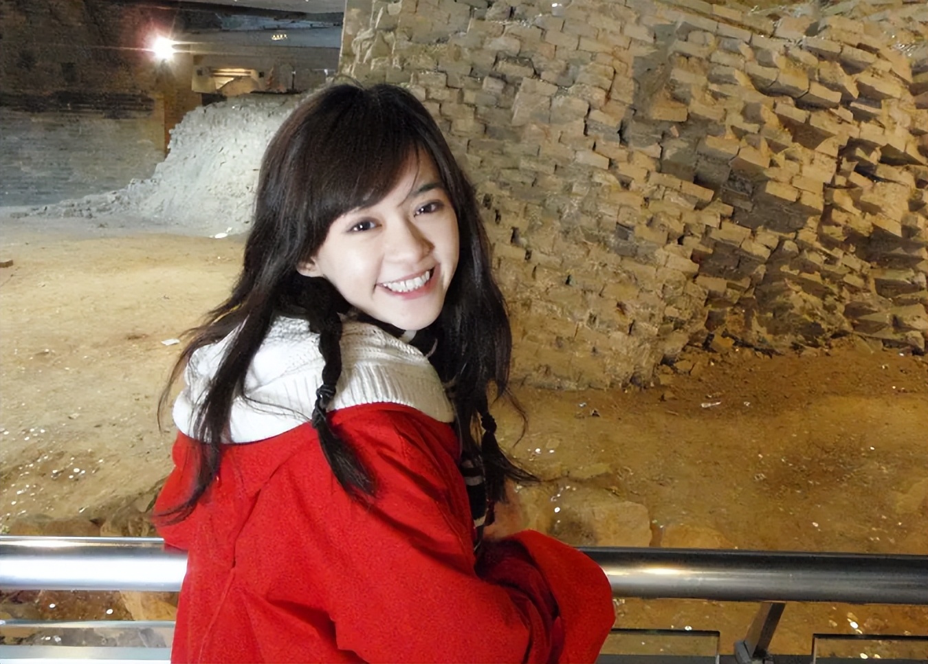 脖子青筋暴起、胸部瘦成排骨，这8位女明星的审美太畸形了