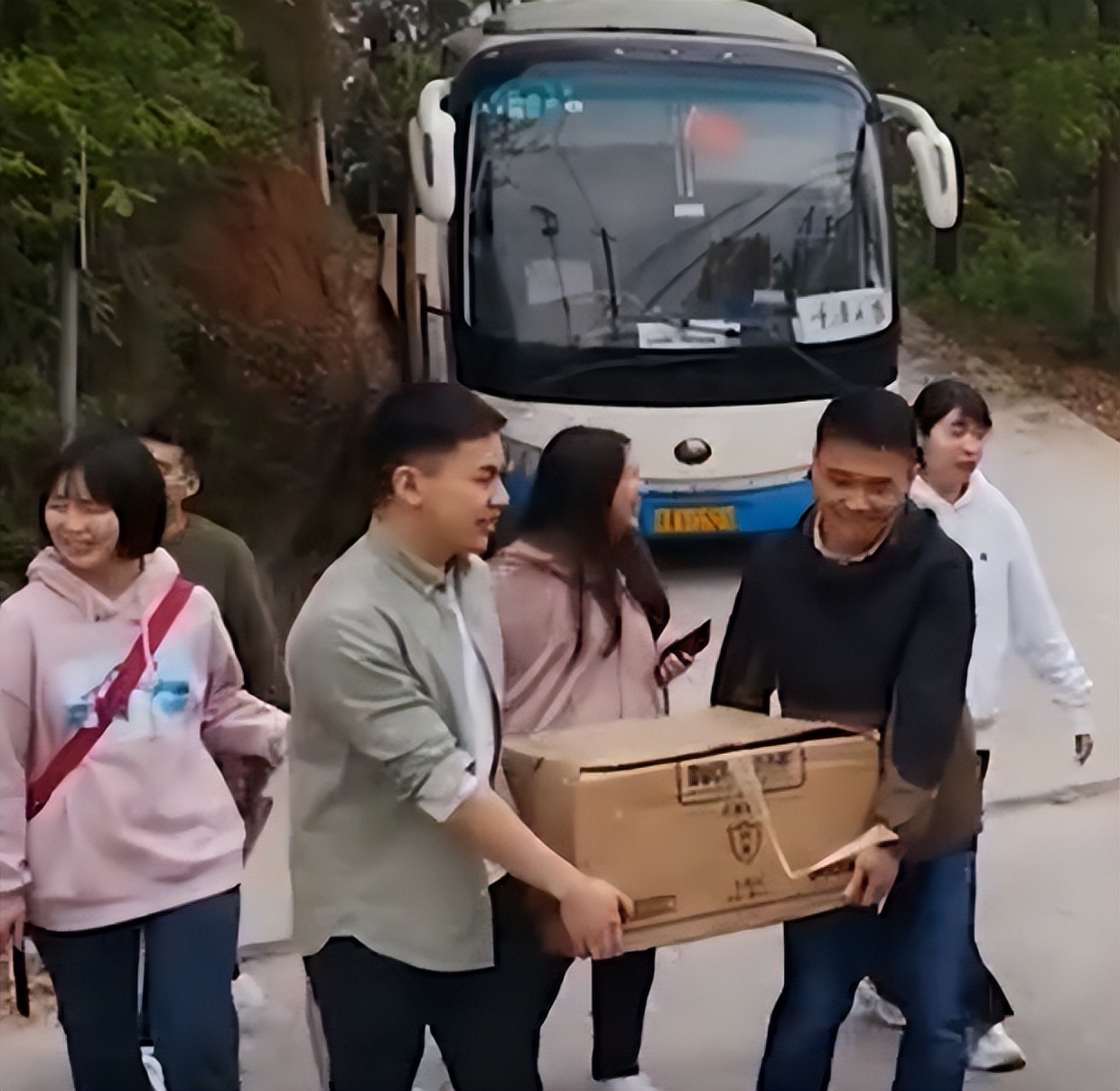 东北“歪脸”女孩整形成大美女，拒绝当网红，只想回山村当教师