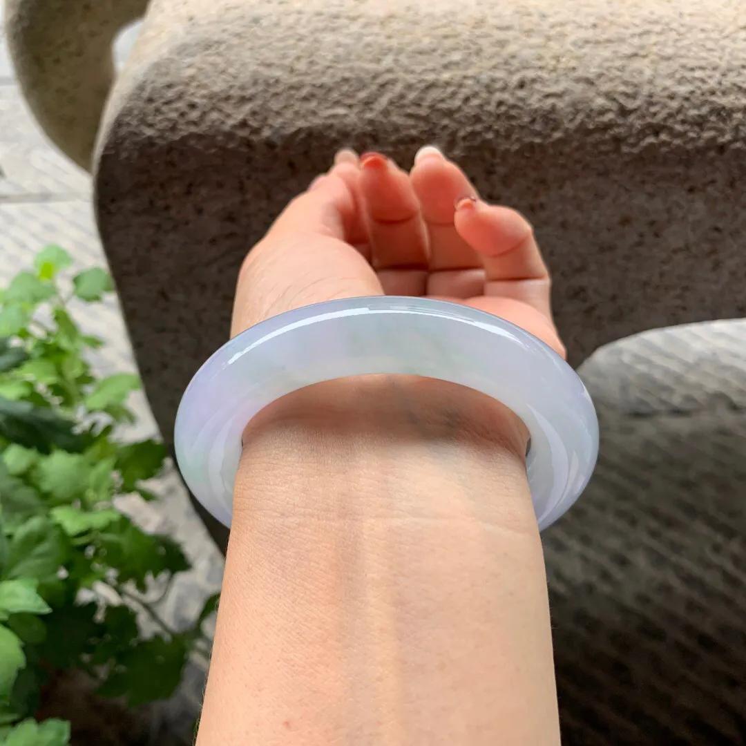 淡春彩手镯,淡春彩冰糯种翡翠手镯价值