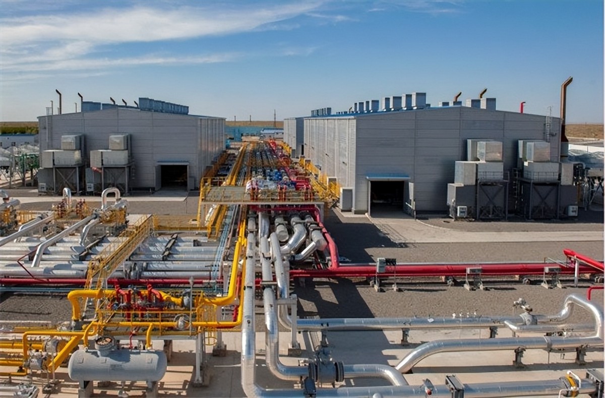 亚洲唯一的一个永久中立国，不用交水电费，汽油每升一毛钱左右